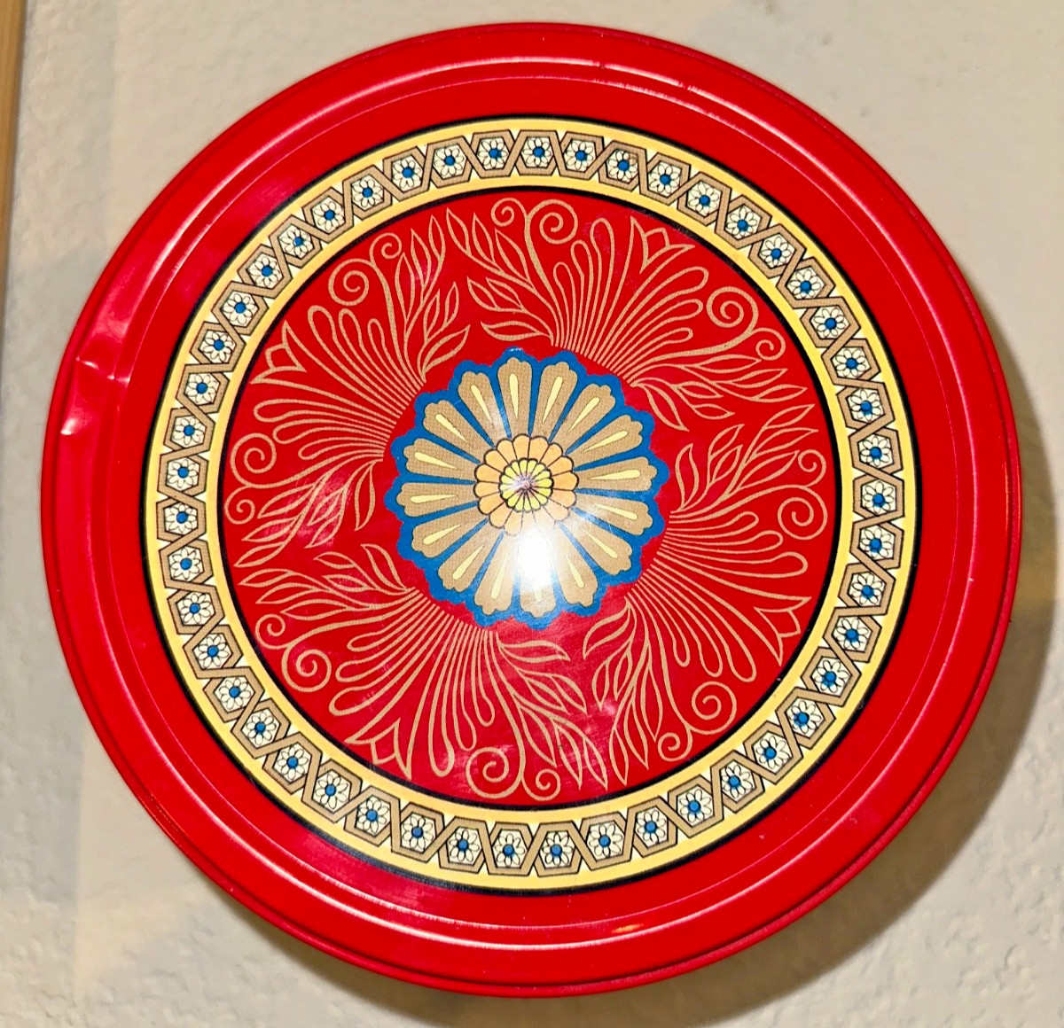 Nyakers Pepparkakor Ginger Snaps Tin Red with decorative features LARGE