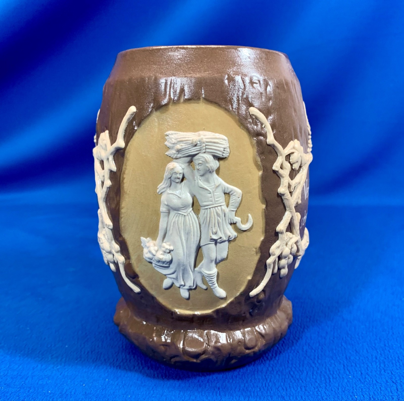 HANDSOME GERMAN HANDLED BEER MUG W/ RAISED RELIEF , MEDALLION & SAYINGS
