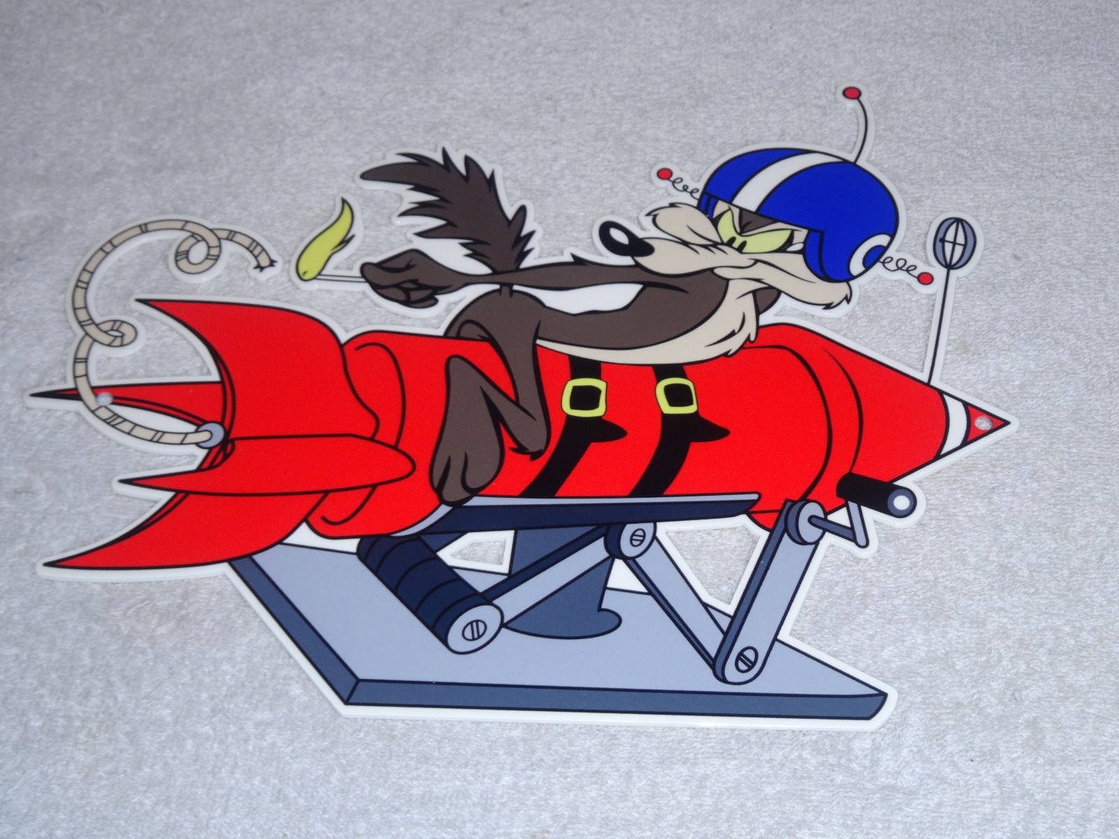 VINTAGE WILE E. COYOTE & ROCKET 12″ METAL LOONEY TUNES ROAD RUNNER GASOLINE SIGN