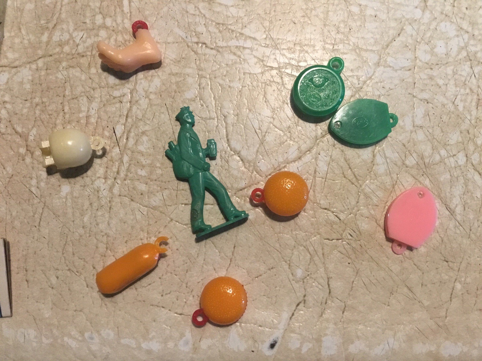 LOT Of 80 VINTAGE 40’s-70s GUMBALL Carnival CHARMS TOY MINI Spy Glass Whizzer