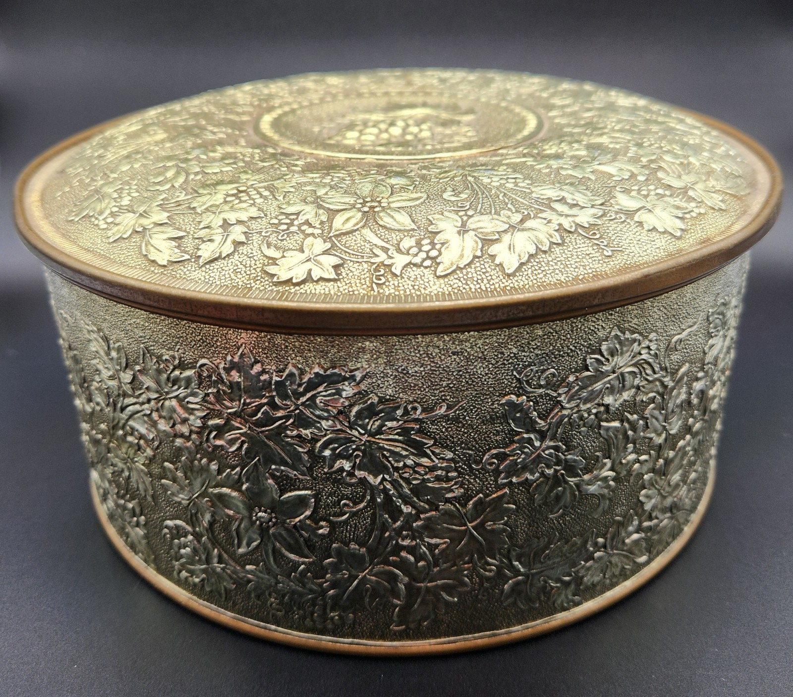 Vintage Guildcraft Gold Tone Grape Wine Heavy Duty Embossed Tin 8×4.5″ New York