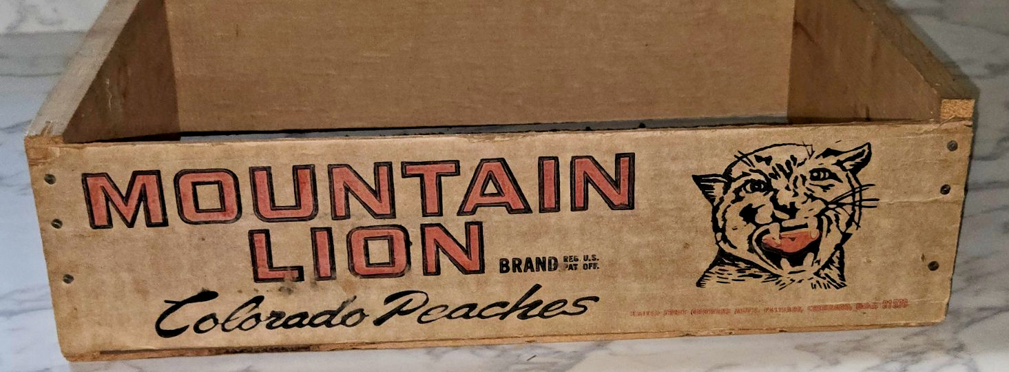 Vintage WOOD PEACH BOX MOUNTAIN LION COLORADO PEACHES FRUIT BOX 17.5″ x 12″