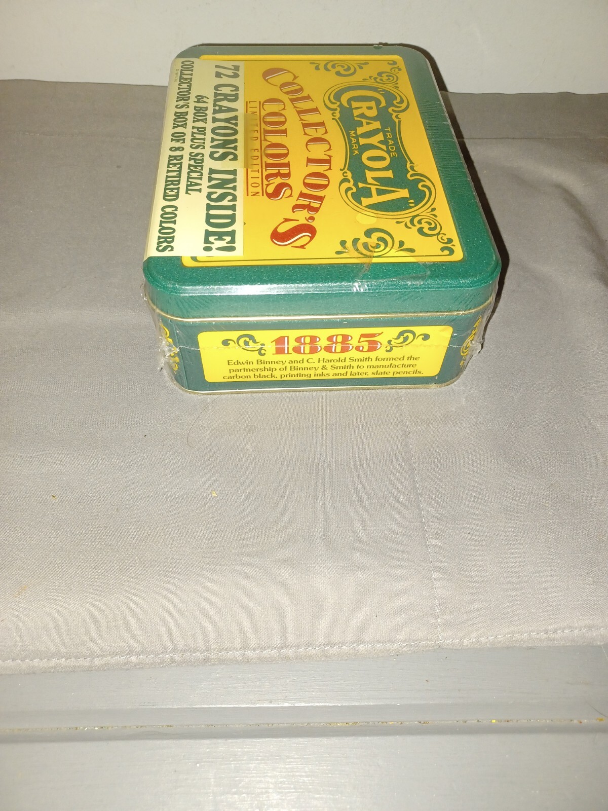 New 1991 Crayola Collector’s Colors Limited edition 72 Crayons inside