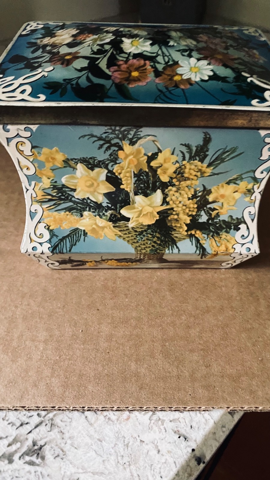 Vintage Edward Sharp Toffee Candy Tin Container Floral Bouquets England 6″W x 5″