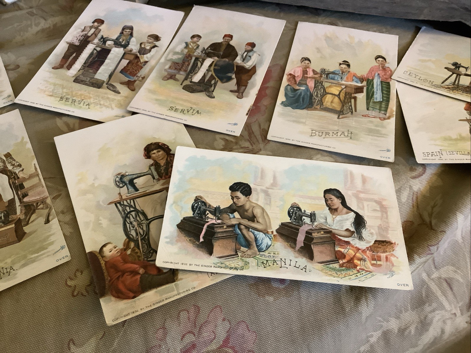 2621🌟Antique c1892 SINGER SEWING Costumes From Around The World Cards &Box (25)