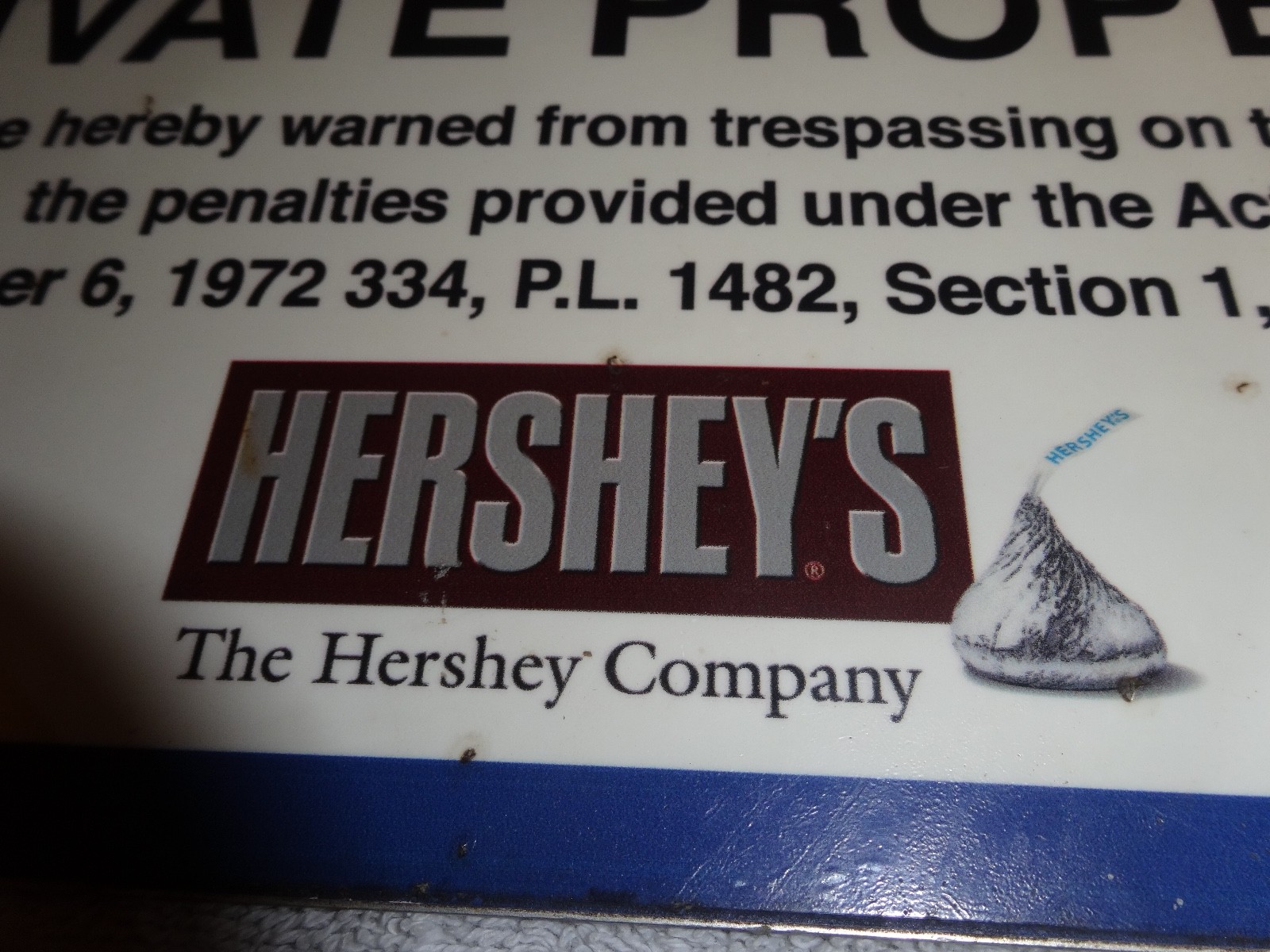 VINTAGE ANTIQUE ORIGINAL THE HERSHEY COMPANY +HERSHEYS KISS 14″ X 10″ METAL SIGN