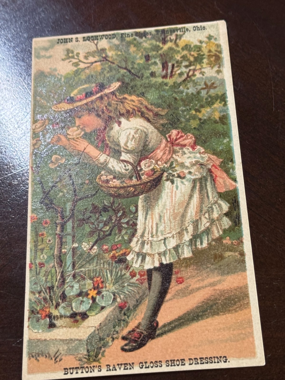 B-178 Buttons Raven Gloss Shoe Dressing Woman Sniffing Roses