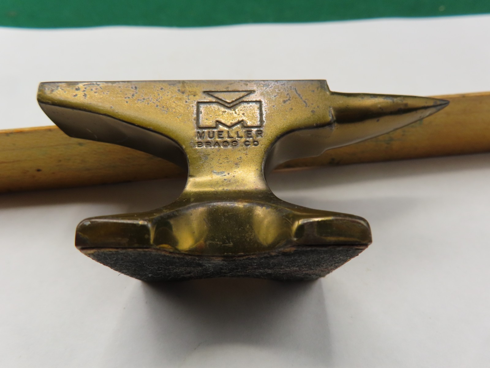 VINTAGE MUELLER BRASS CO. BRASS ADVERTISING MINIATURE ANVIL 3-1/8″ X 1-3/8″