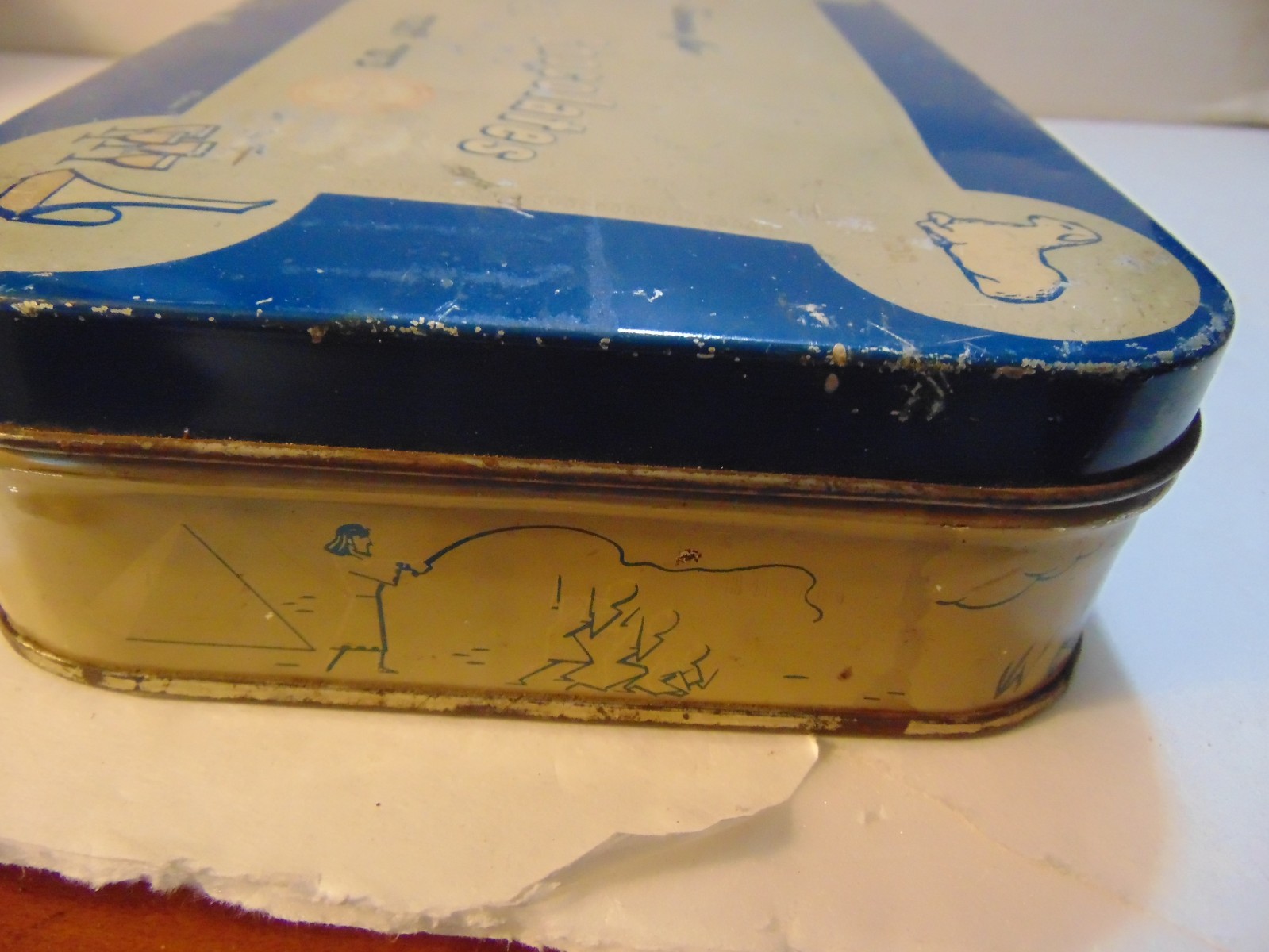 BARTON’S BONBONNIERE KOSHER FOR PASSOVER CHOCOLATE TIN–VINTAGE