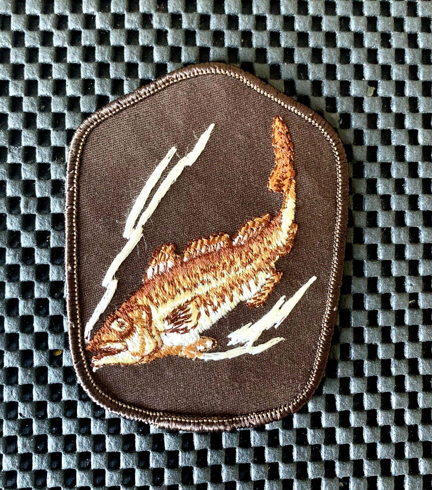 FISH FACING LEFT EMBROIDERED SEW ON ONLY PATCH FISHING BROWN TROUT 3″ x 4″ NOS