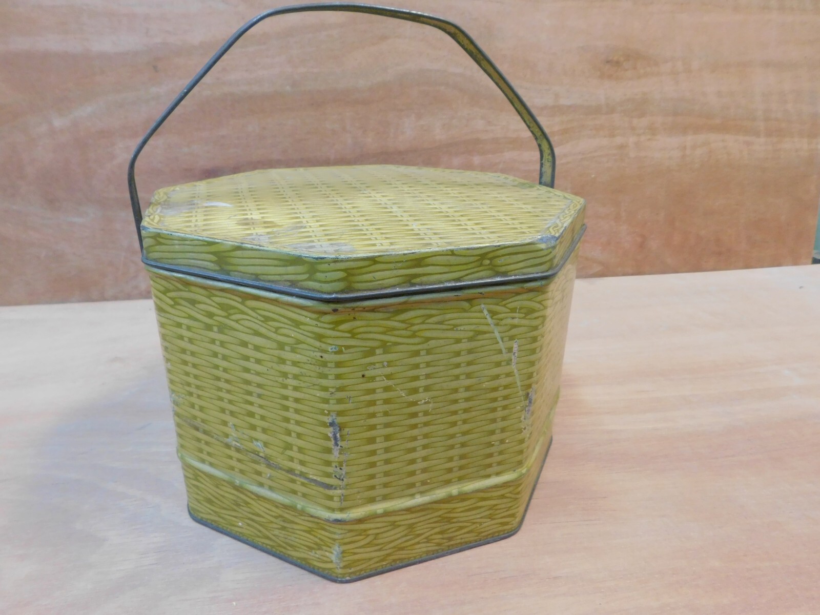 Vintage picnic basket design Loose Wiles Sunshine Biscuits Tin W/handle