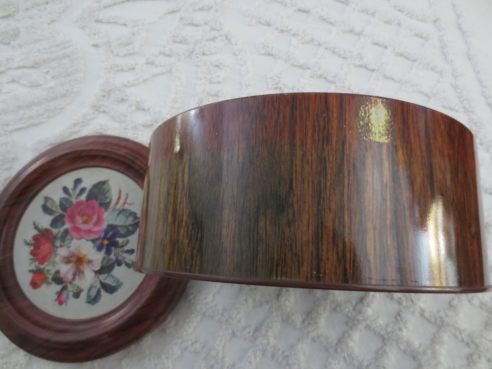 Vtg. GUILDCRAFT Faux Wood FLORAL Cookie/Cracker TIN – 9-1/2″ diameter x 3-5/8″ h