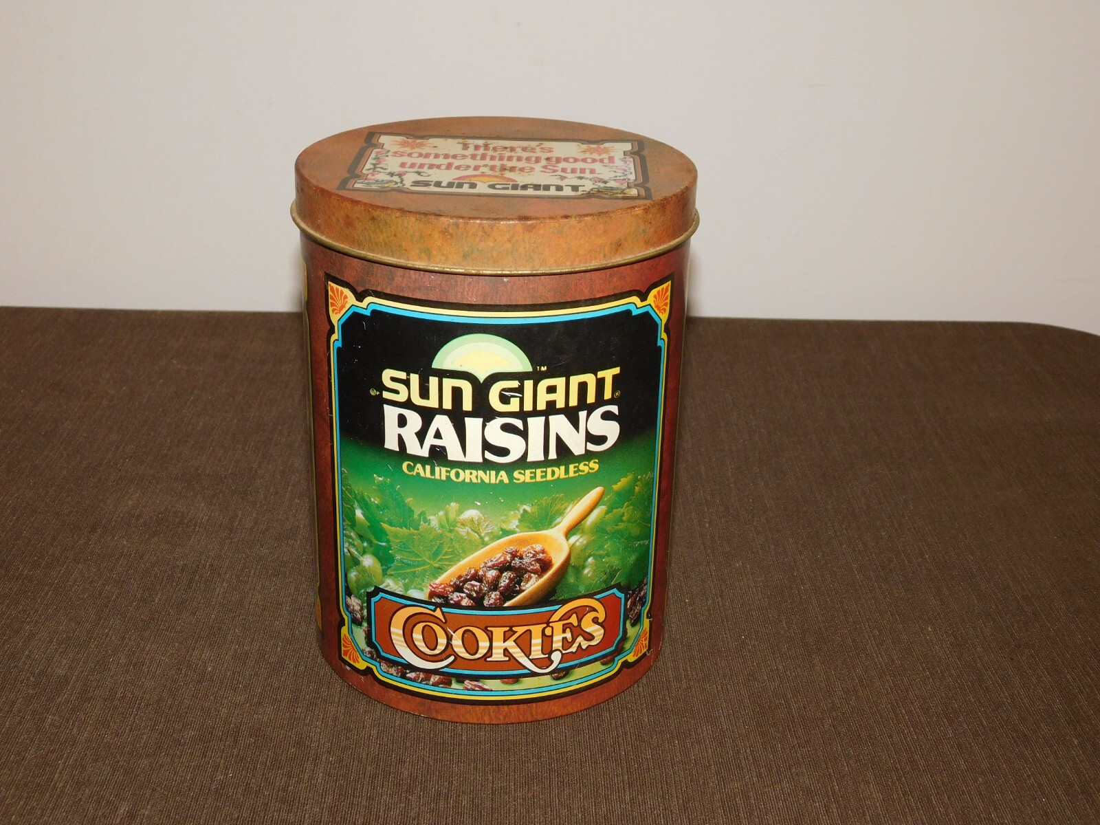 VINTAGE KITCHEN 7 1/2″ HIGH TIN CAN *EMPTY* SUN GIANT RAISINS COOKIES