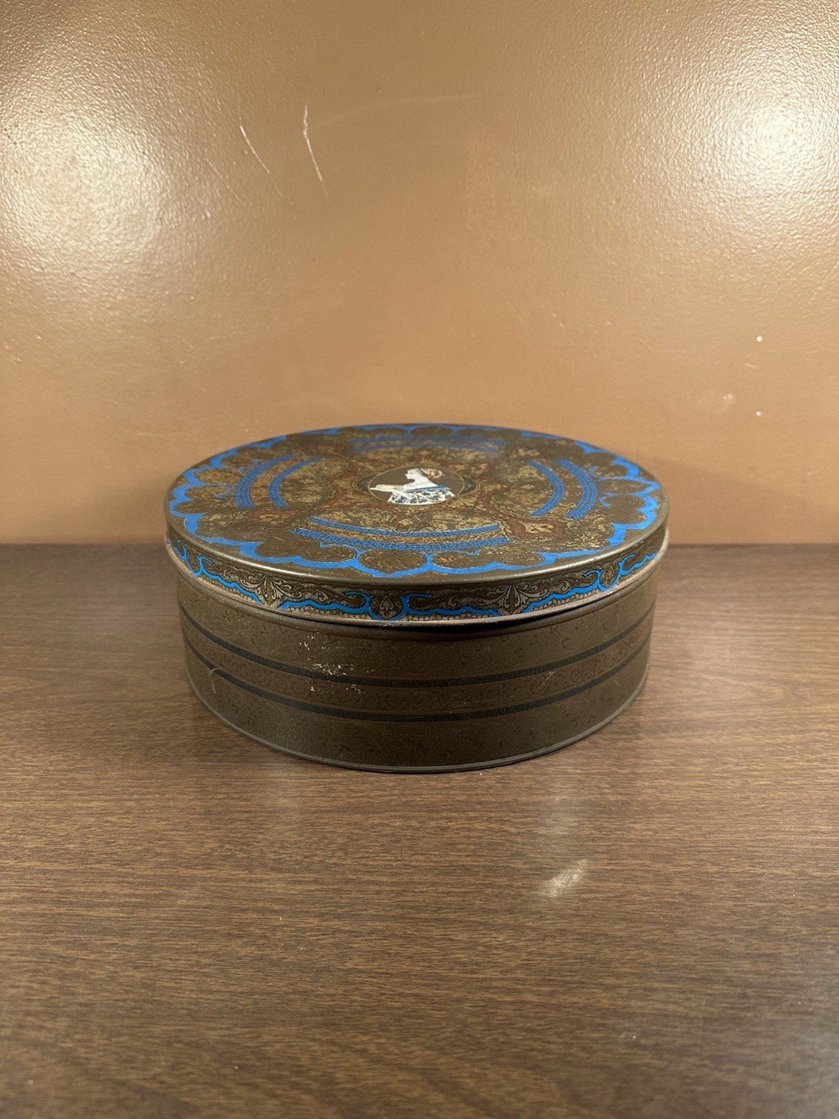 Hostess Fruit Cake Tin 10″ x 3.5″ Continental Baking Inc Vintage