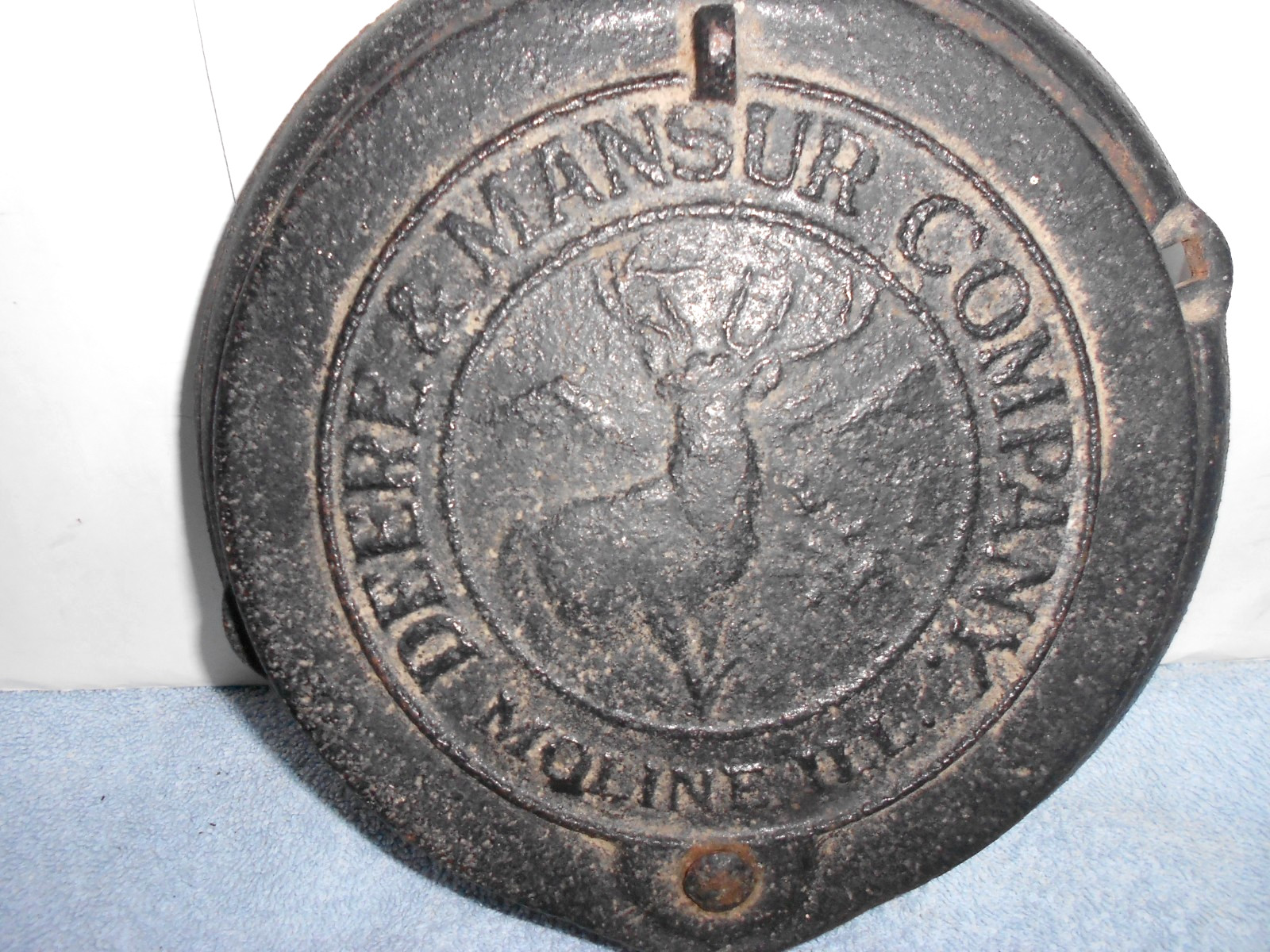 VINTAGE DEERE MANSUR COMPANY CAST METAL CORN PLANTER COVER 8 in MOLINE IL – Z575