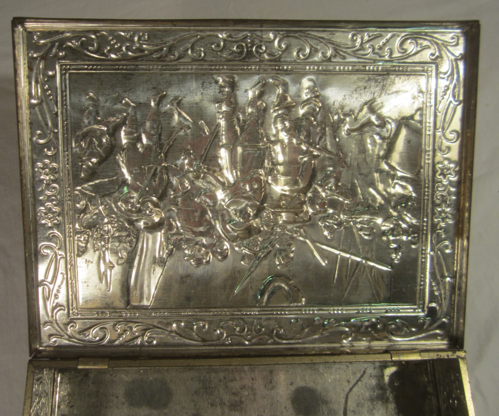 Vintage REMBRANDT Biscuit or Cookie Tin – VICTORIA, Holland – 12″ x 9″ x 3″