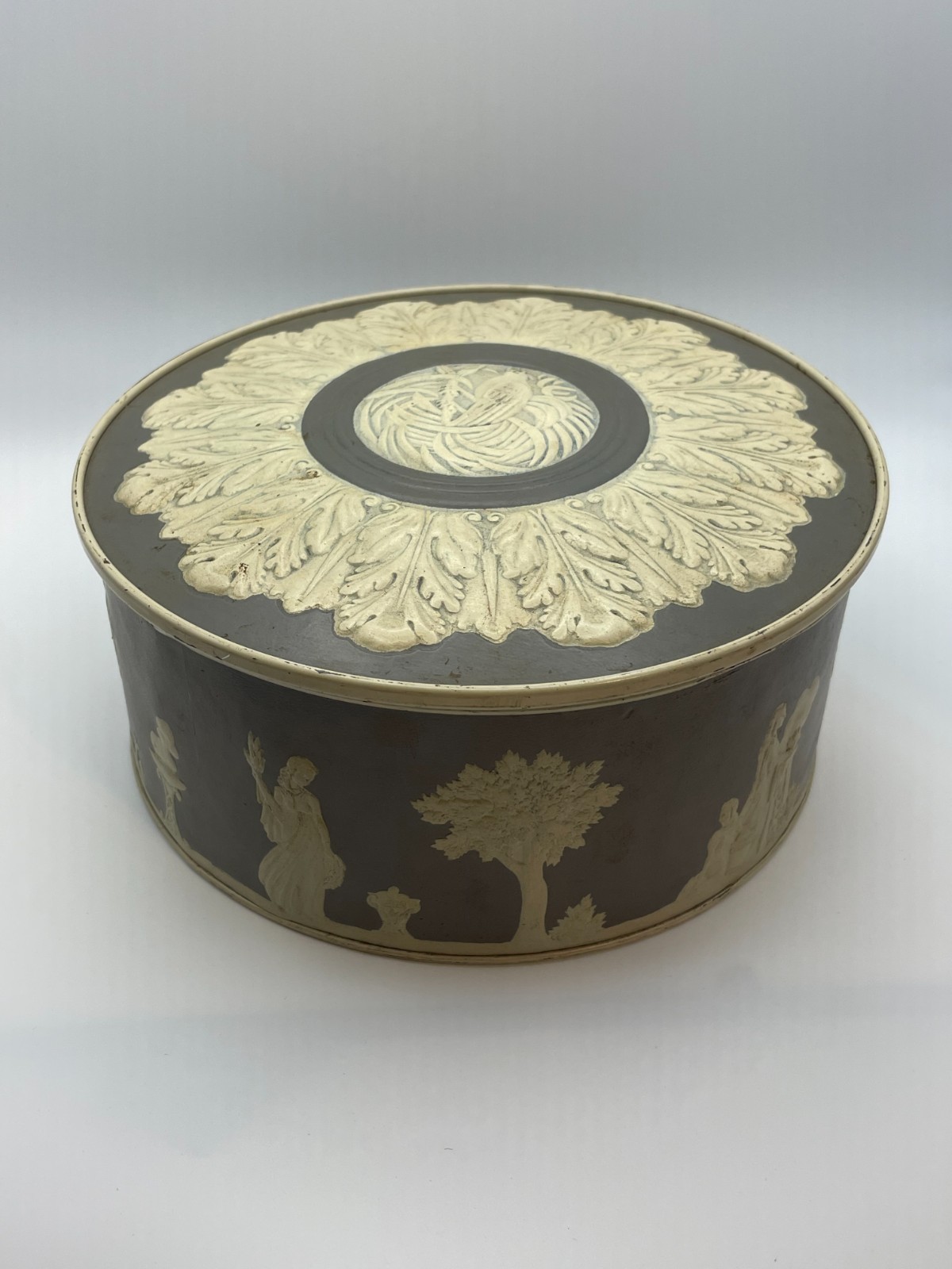 Vintage Smith Crafted CHICAGO grey & White FRUIT CAKE TIN