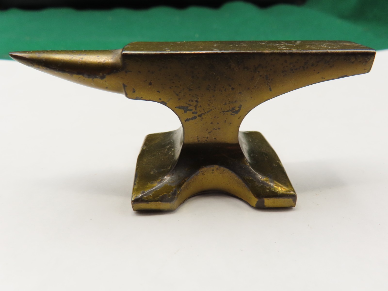 VINTAGE MUELLER BRASS CO. BRASS ADVERTISING MINIATURE ANVIL 3-1/8″ X 1-3/8″