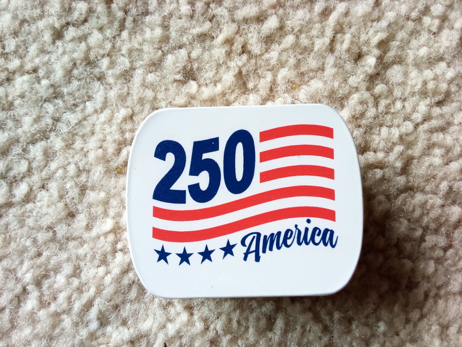 250 America small tin with mints new