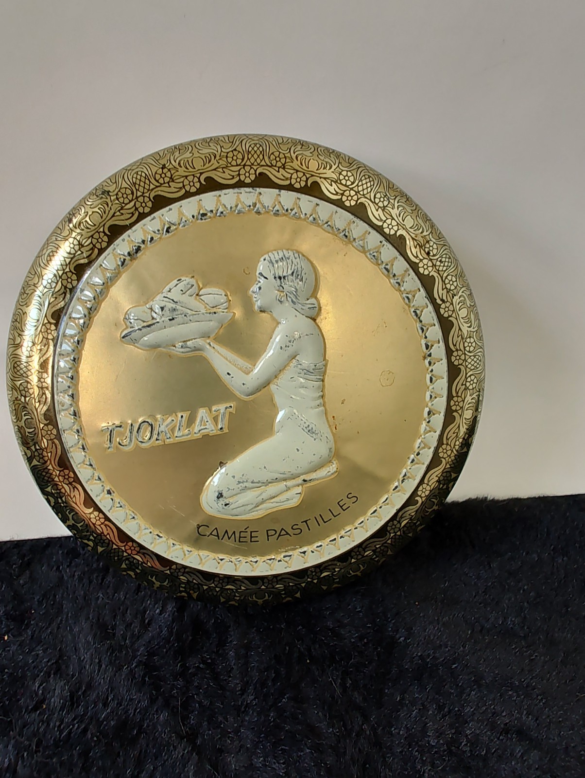 VTG Dutch Tjoklat Camee Pastilles Lidded Tin collectible
