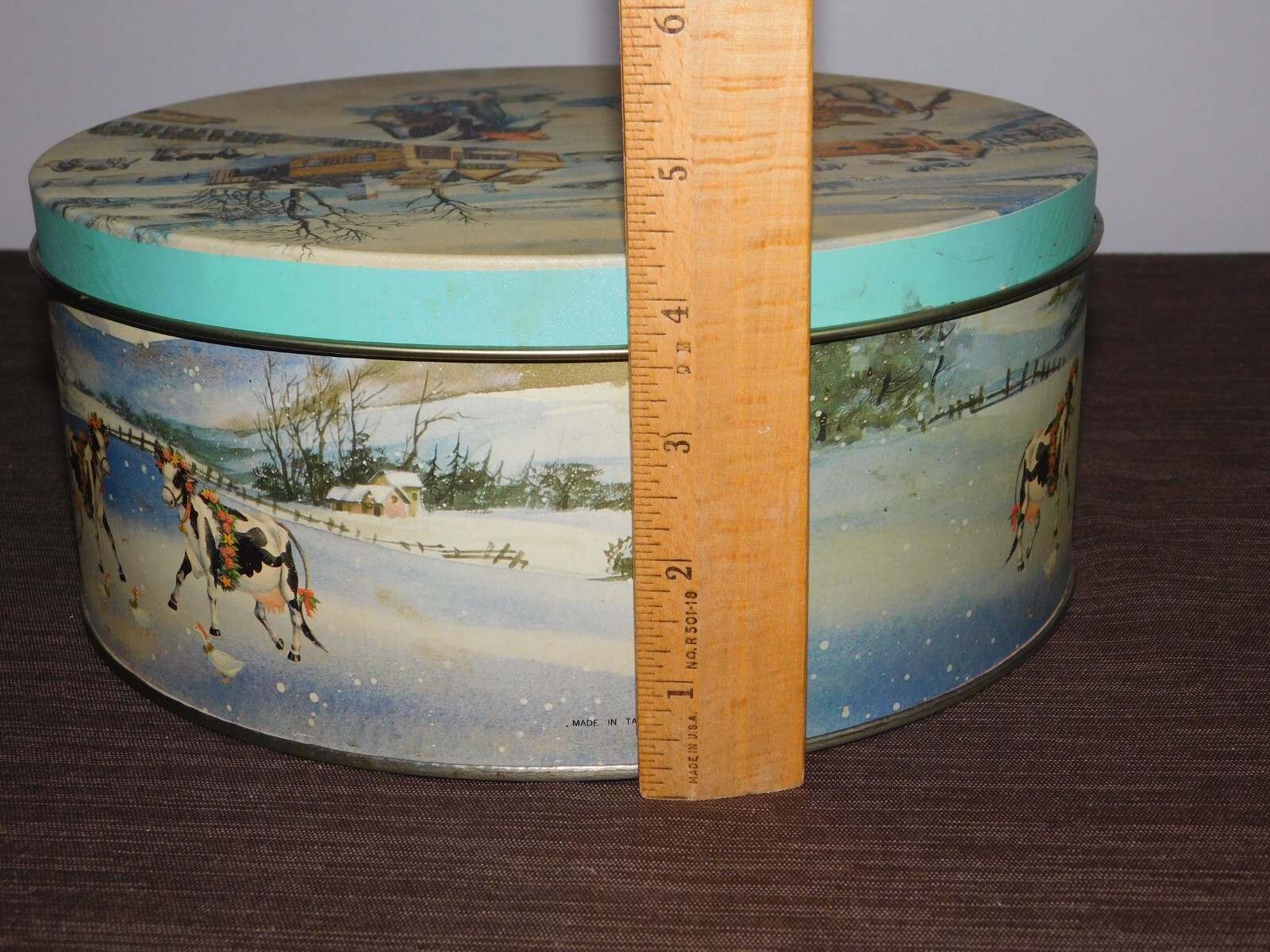 VINTAGE 9 3/4″ ACROSS CHRISTMAS COWS PIG FARM VILLAGE METAL COOKIE TIN *EMPTY*