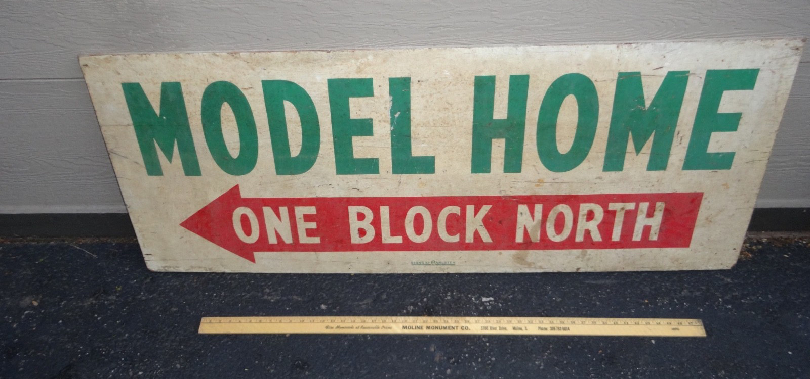 VINTAGE “MODEL HOME ONE BLOCK NORTH” ARROW CHICAGO WOOD 2 SIDED SIGN OF CARLSTEN