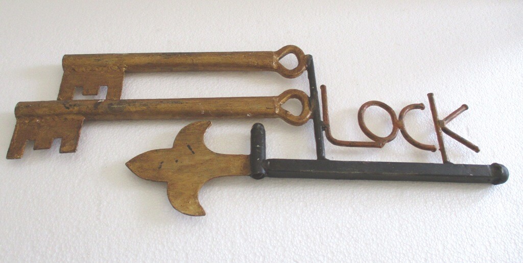 ANTIQUE OLD LOCKSMITH TRADE STORE DISPLAY ADVERTISEMENT SIGN IRON KEYS .