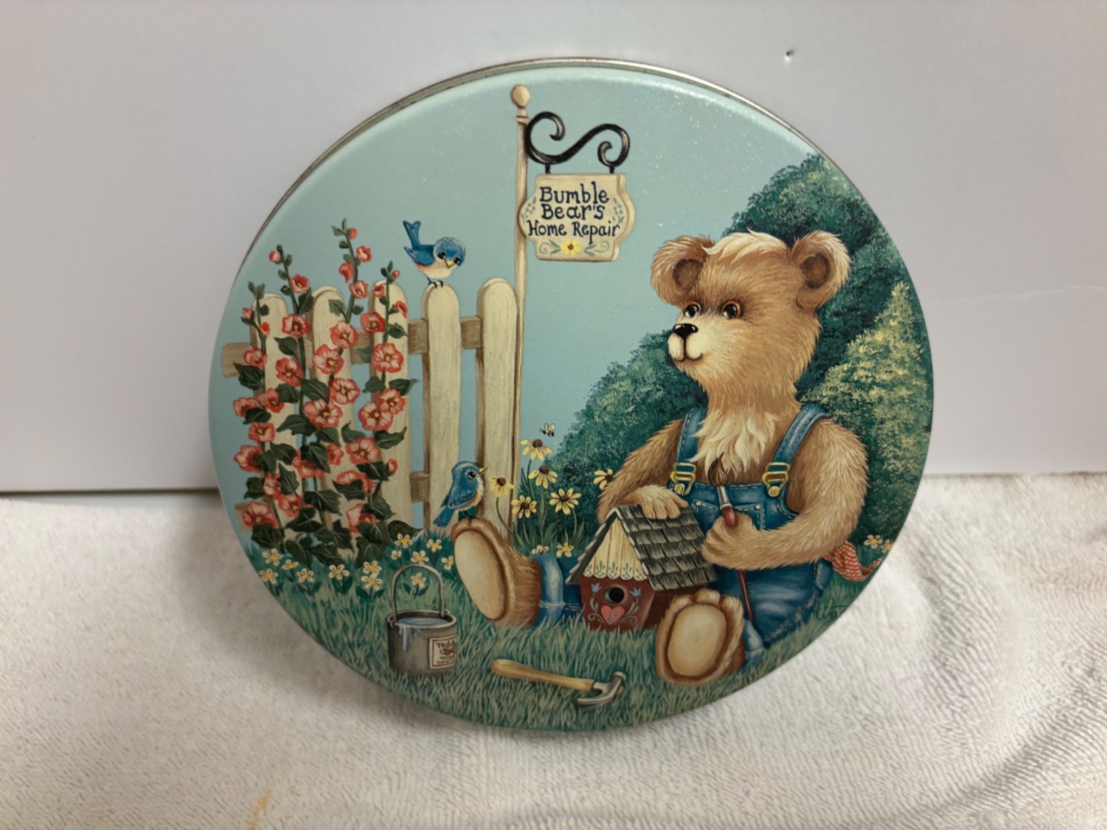 VINTAGE 6 1/2″ ACROSS BUMBLE BEARS HOME REPAIR TIN CAN *EMPTY*
