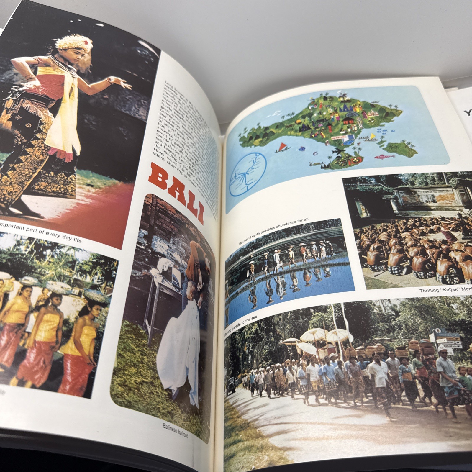 1970 American Airlines Presents Wonderful South Pacific Magazine