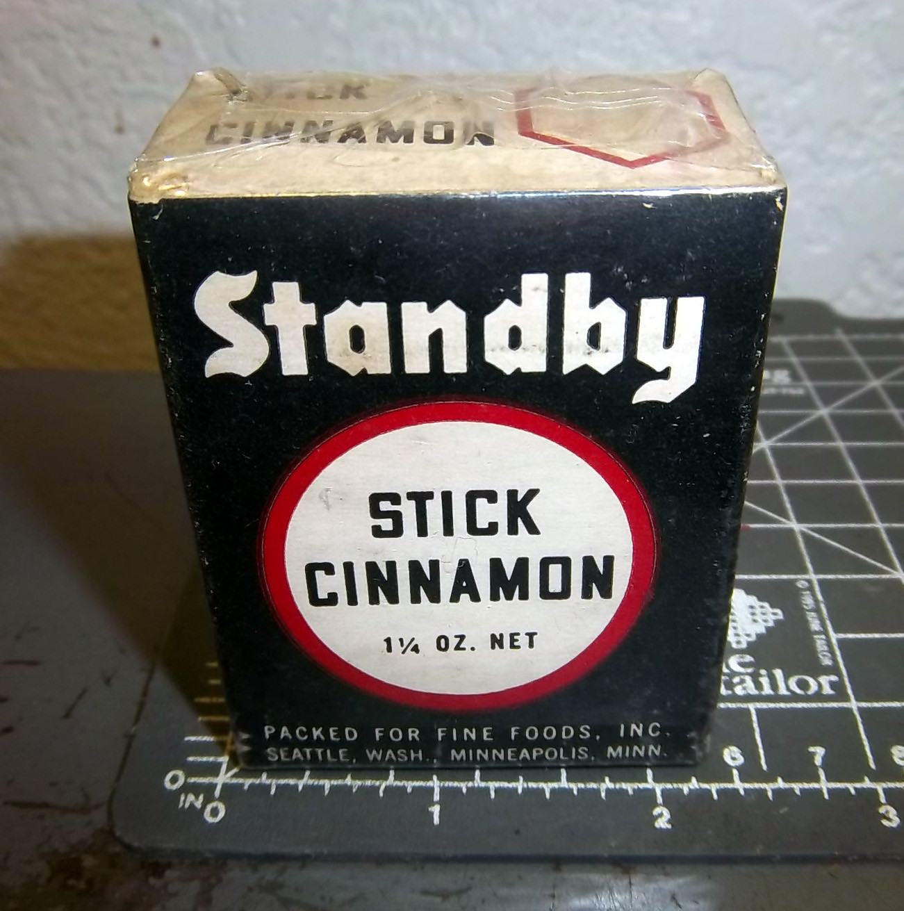 Vintage Standby stick CINNAMON 1 1/4 oz Spice box, great graphics and colors