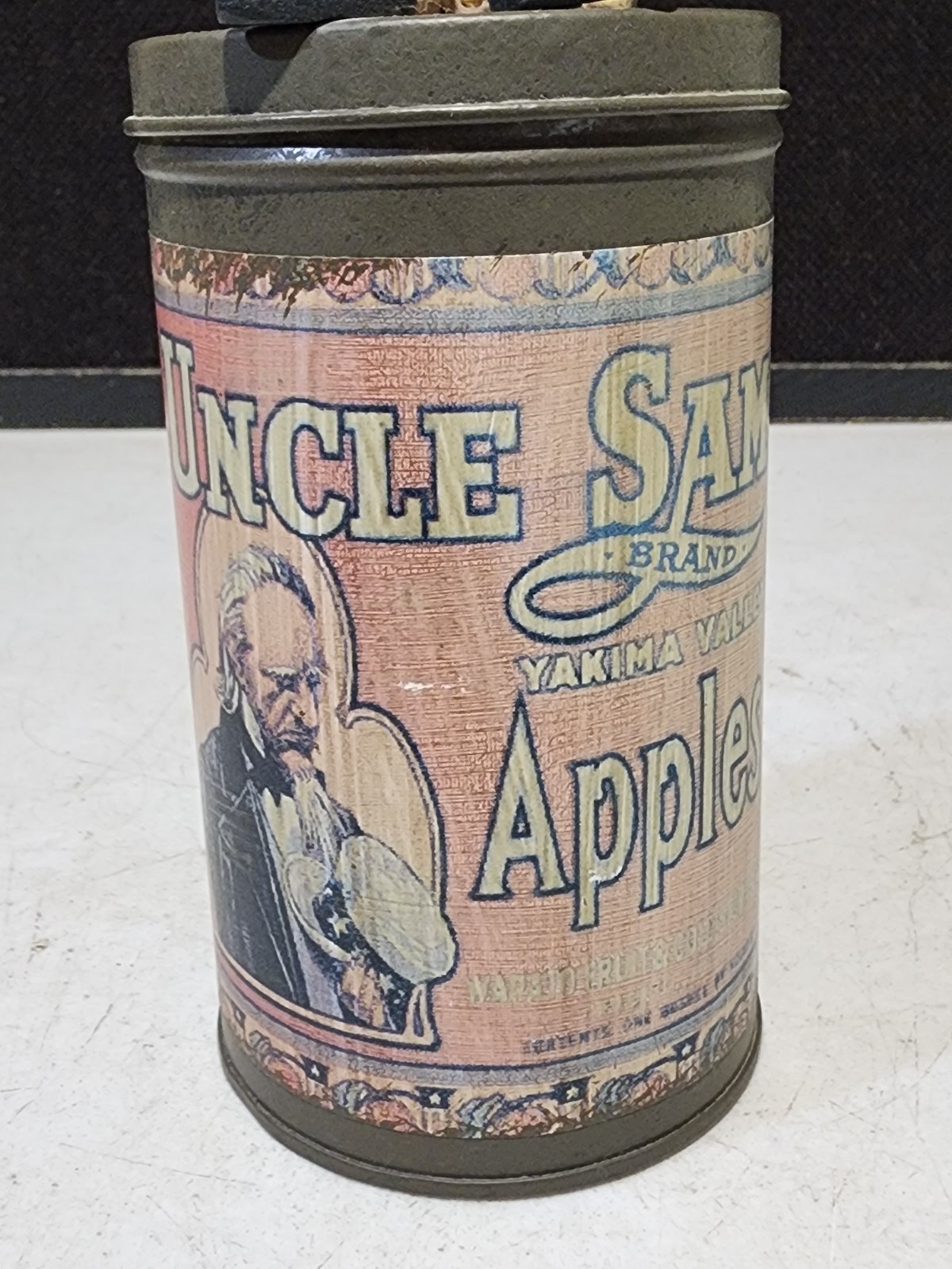 VINTAGE UNCLE SAM BRAND YAKIMA VALLEY APPLES TIN CAN WITH FOLK FIGURE LID
