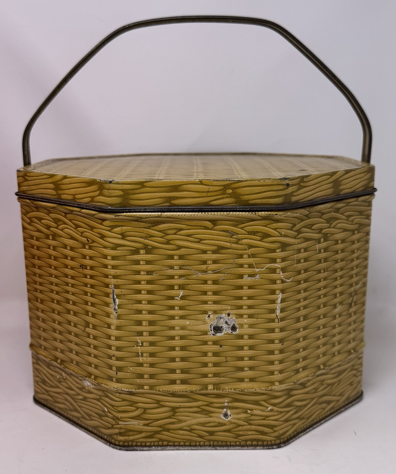 VINTAGE LOOSE WILES BISCUIT COMPANY BASKET WEAVE TIN WITH HANDLE & LID NY