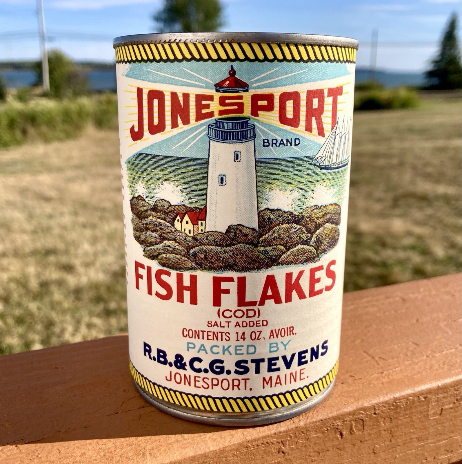 VINTAGE JONESPORT FISH FLAKES CAN LIGHTHOUSE MAINE w/ NEW OLD STOCK LABEL RARE