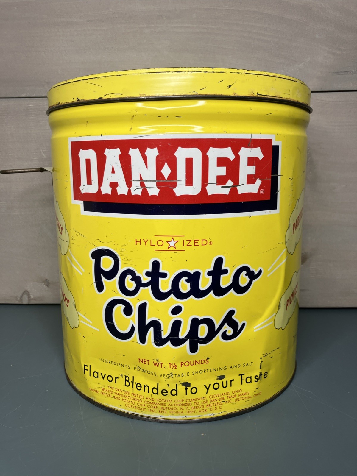 Vintage 1960s Dan-Dee Potato Chip 1.5 lb Tin Can Cleveland OH 11 x 10 “