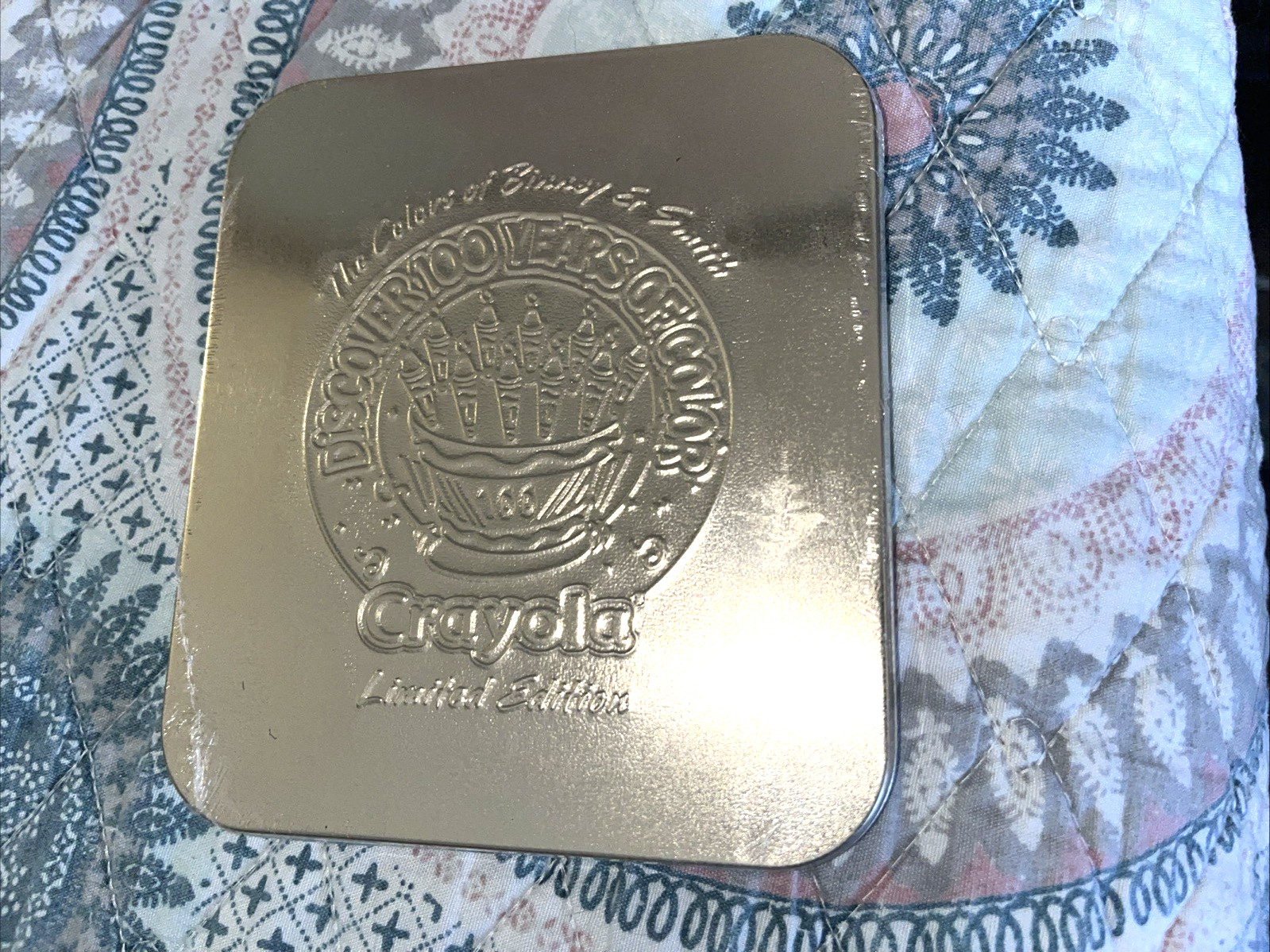 Crayola 100th Anniversary THE COLORS OF BINNEY & SMITH GOLD TIN SEALED RARE