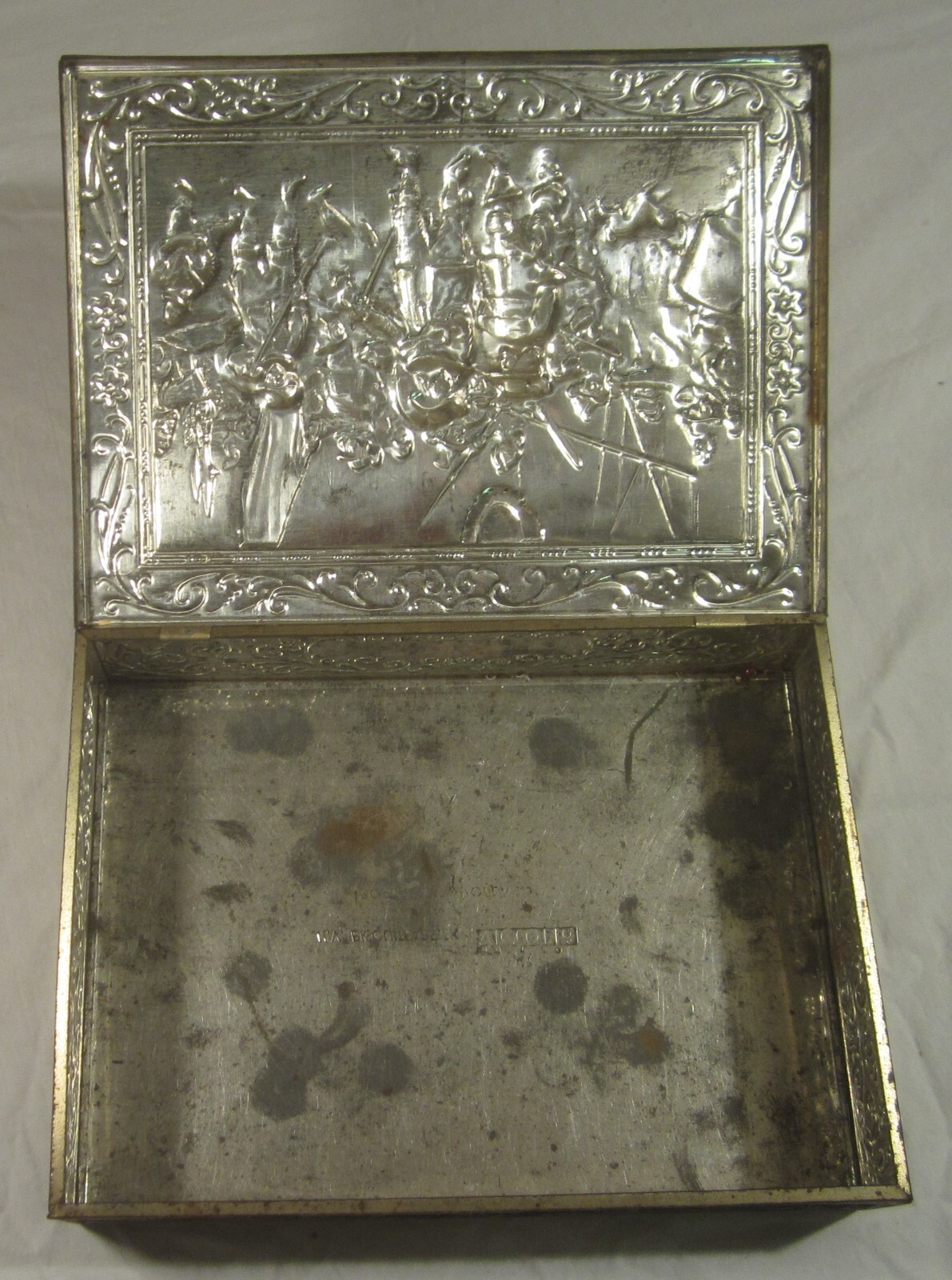 Vintage REMBRANDT Biscuit or Cookie Tin – VICTORIA, Holland – 12″ x 9″ x 3″