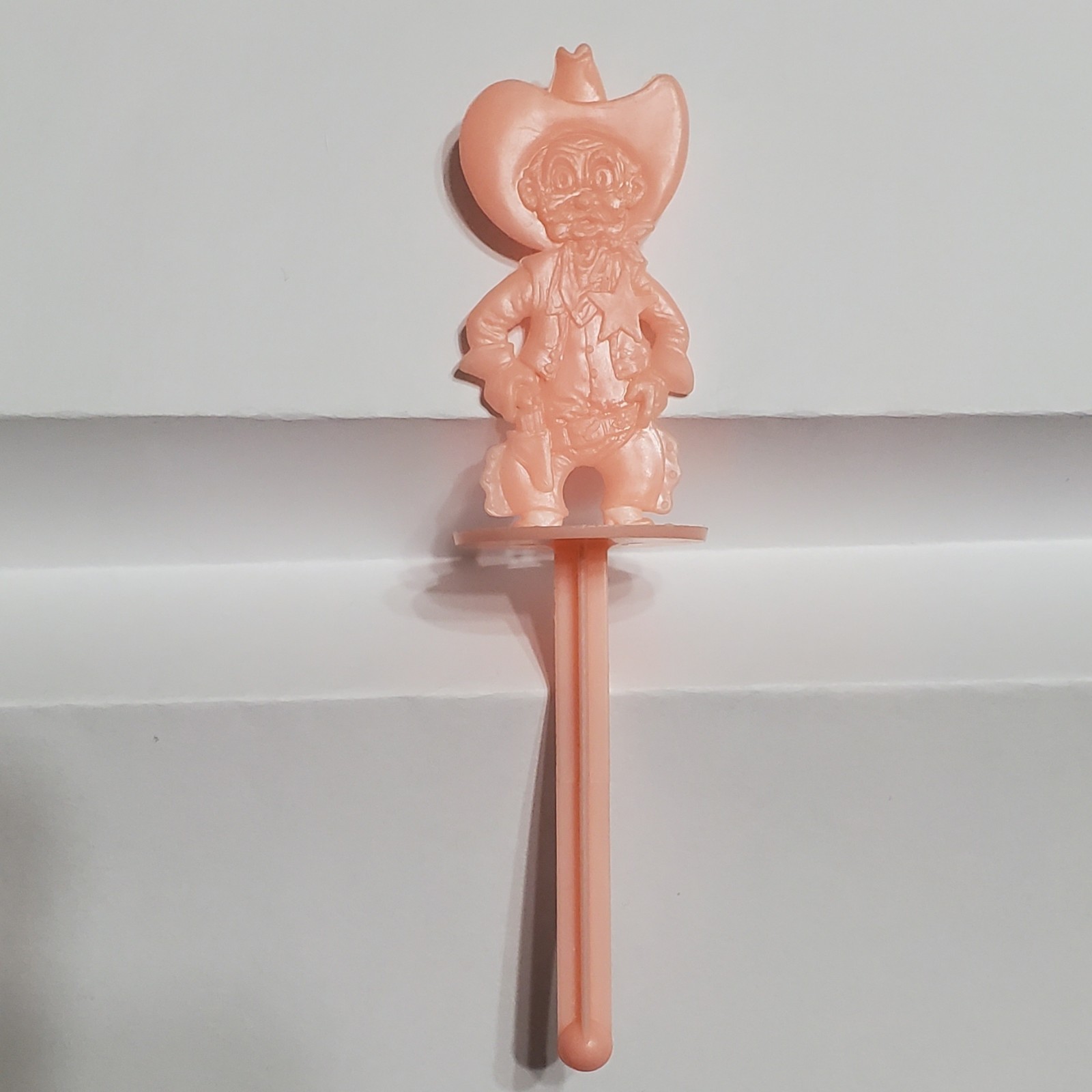 1960 CARTOON 4 Sheriff Buried Treasure Plastic Ice Cream Stick pink