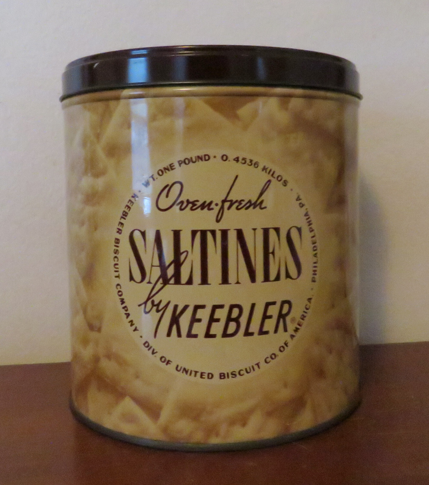 vintage KEEBLER BISCUIT COMPANY SALTINES TIN Barrel-shaped 1 lb