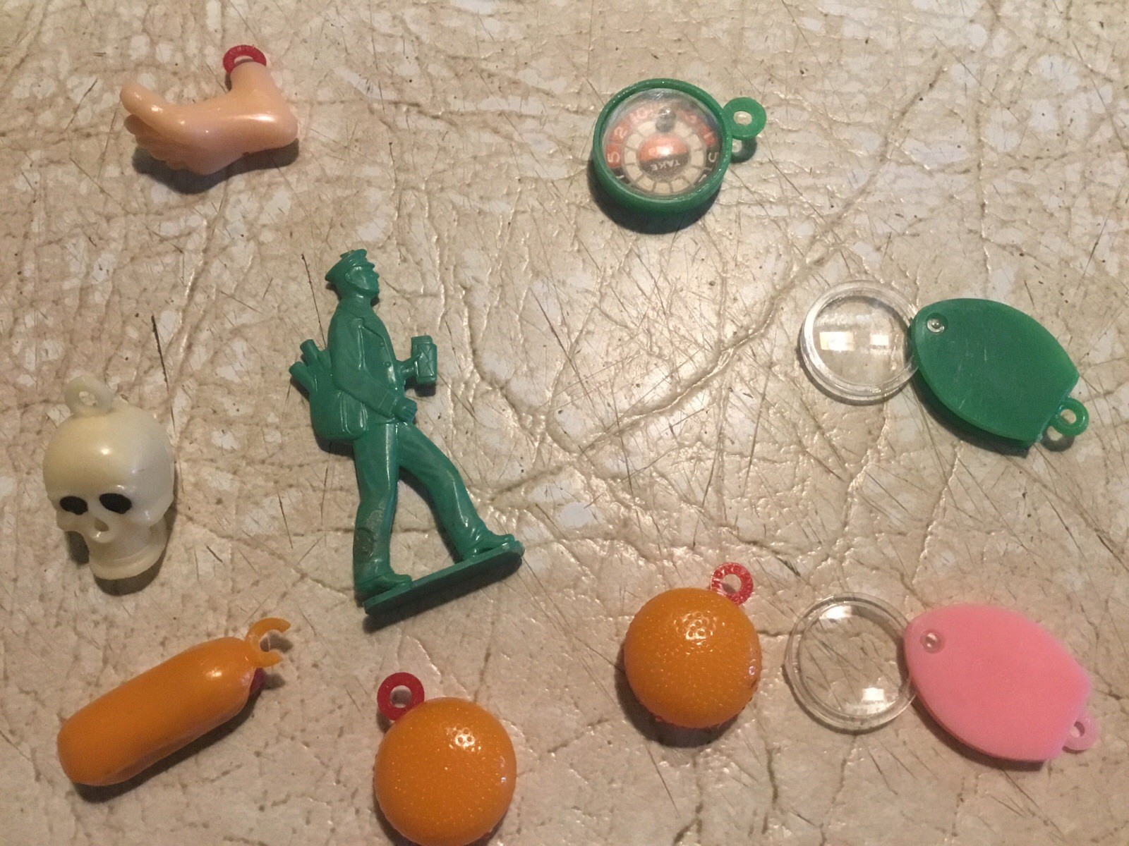 LOT Of 80 VINTAGE 40’s-70s GUMBALL Carnival CHARMS TOY MINI Spy Glass Whizzer
