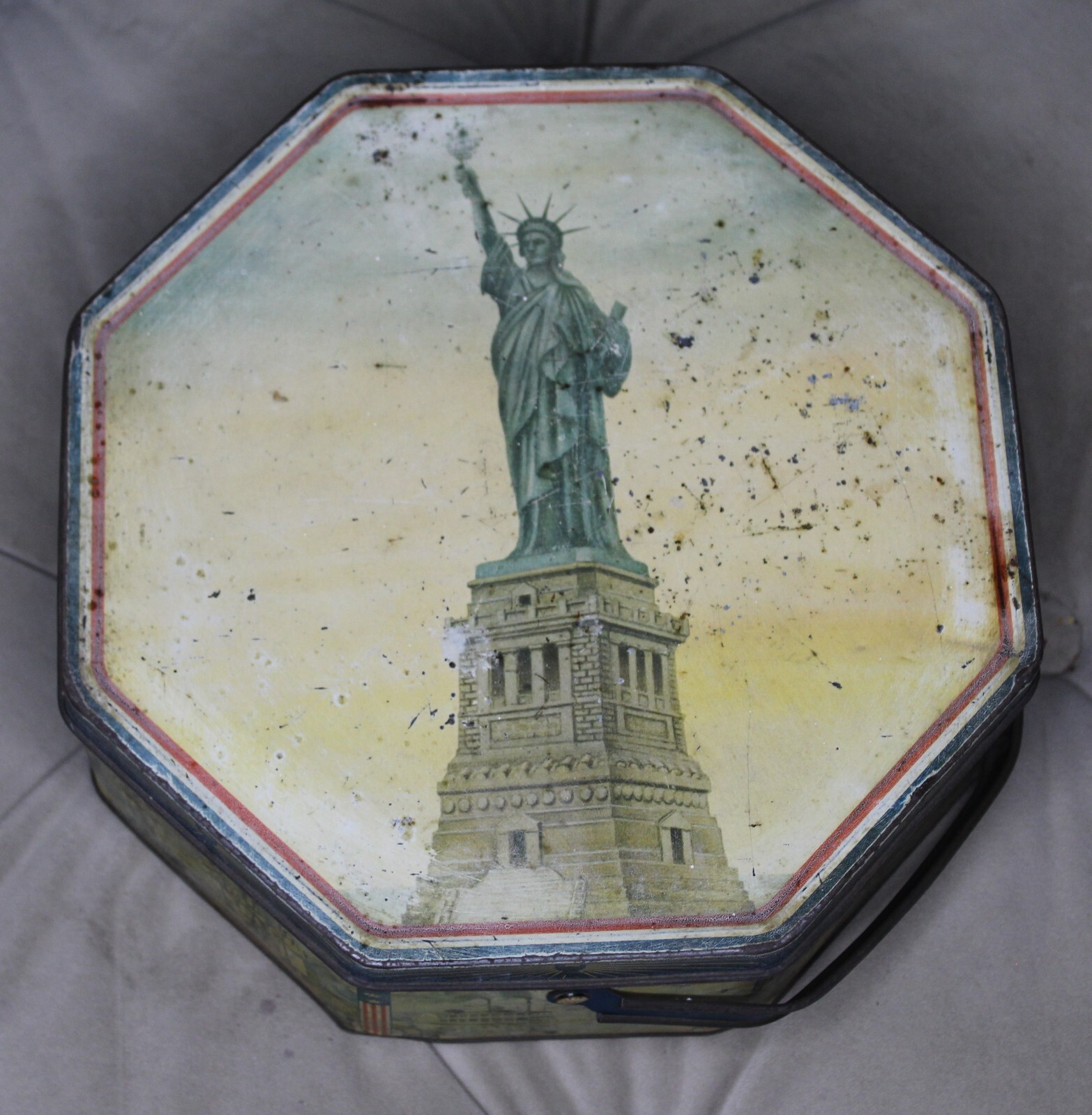 Loose Wiles Biscuit Company Statue of Liberty Octagon Tin