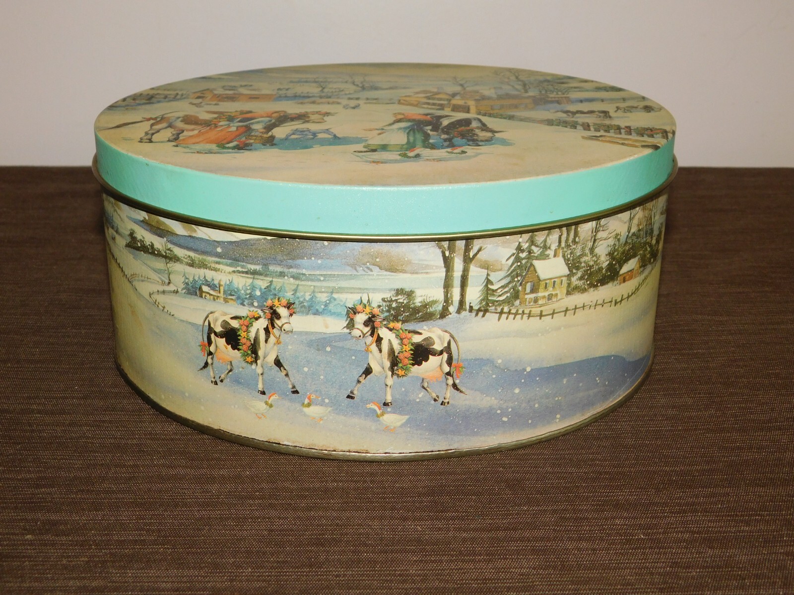 VINTAGE 9 3/4″ ACROSS CHRISTMAS COWS PIG FARM VILLAGE METAL COOKIE TIN *EMPTY*