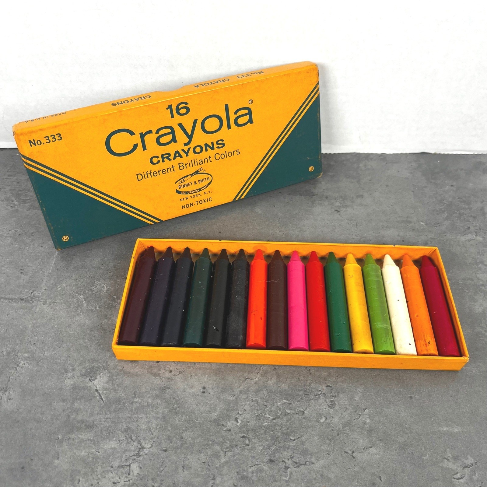 VTG 1950s-60s Crayola 16 Crayons No 333 Binney & Smith Flat Box Different Colors