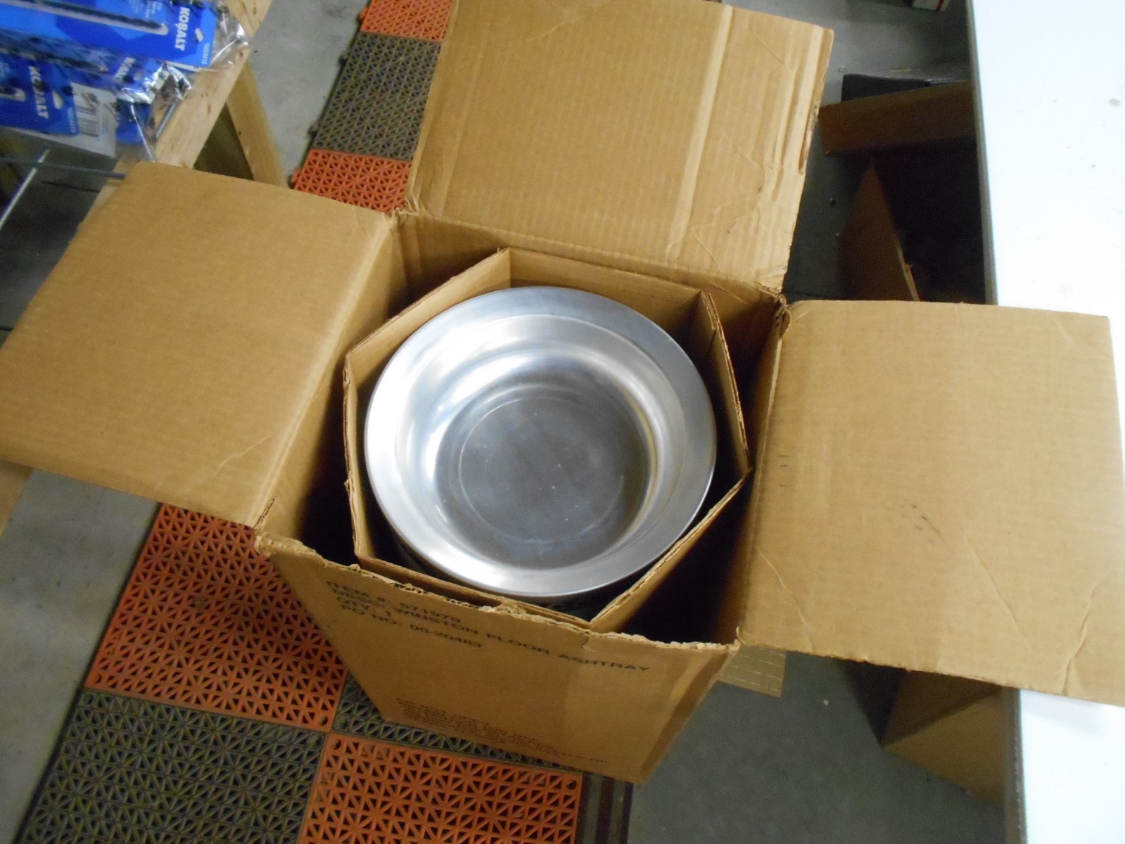 2000 WINSTON NOS Store Floor Ash Tray Oringinal Box (NEVER USED)