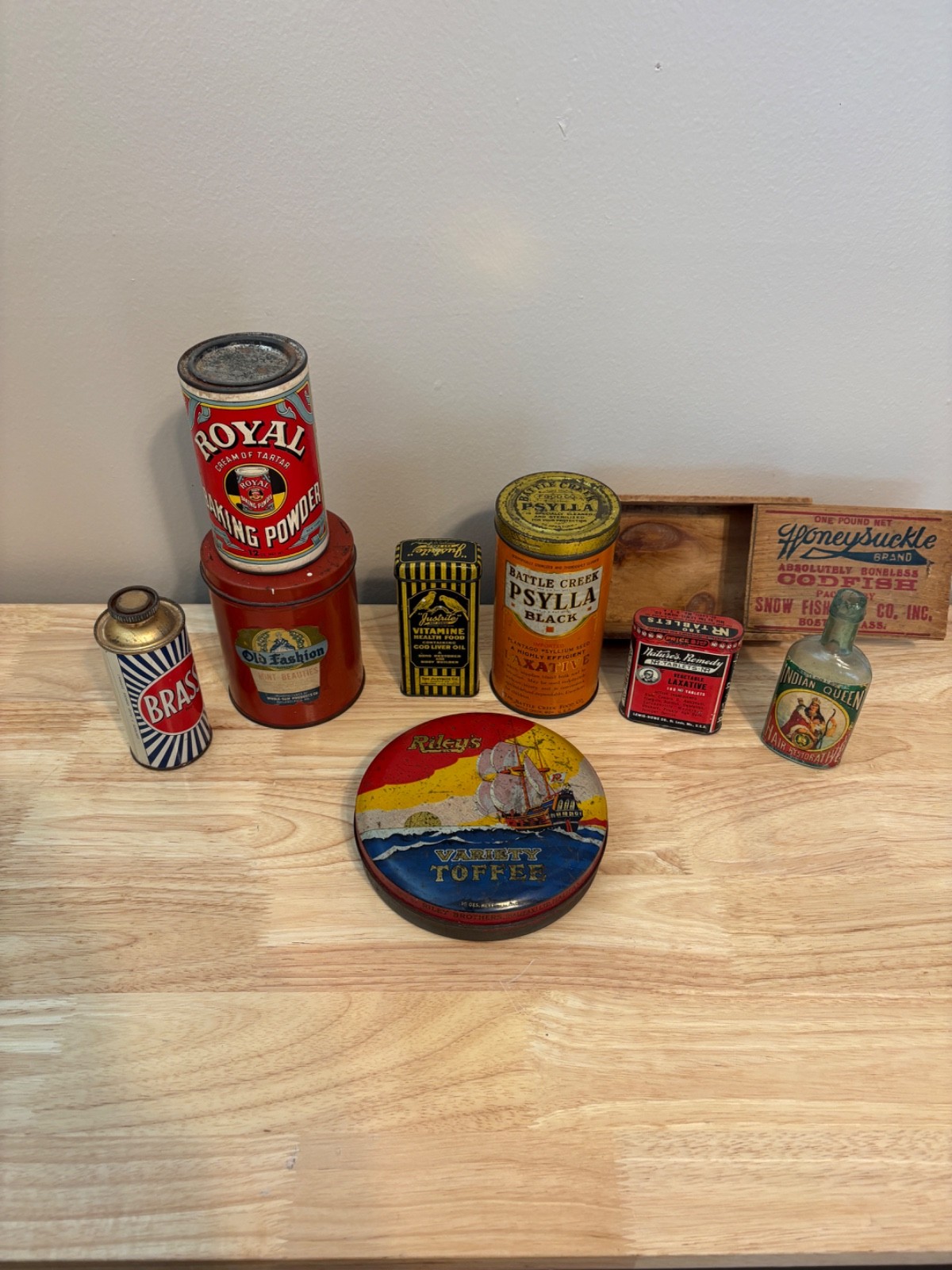 lot of vintage advertising tins, box and Indian Queen bottle, Royal, Brasso