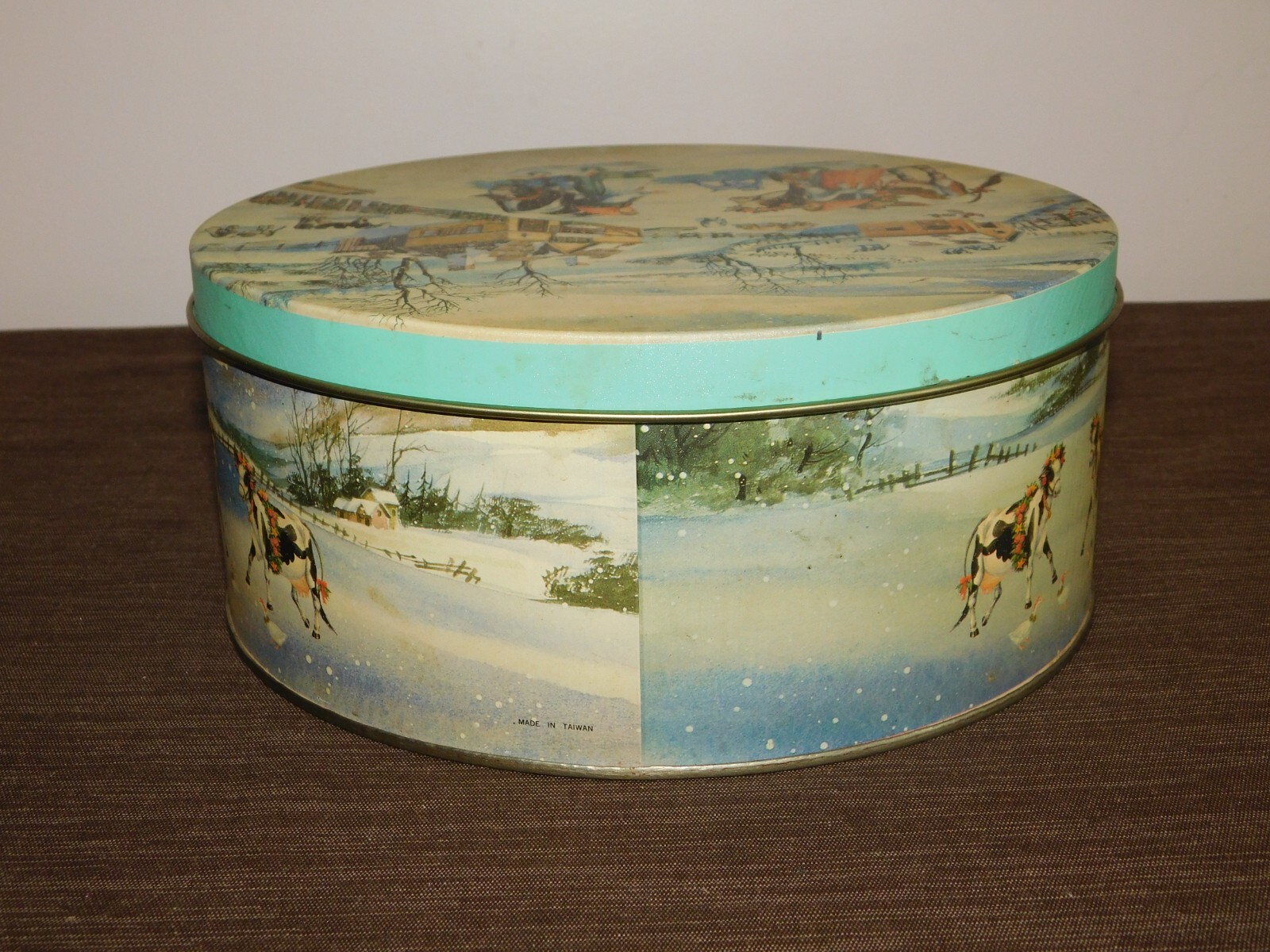 VINTAGE 9 3/4″ ACROSS CHRISTMAS COWS PIG FARM VILLAGE METAL COOKIE TIN *EMPTY*