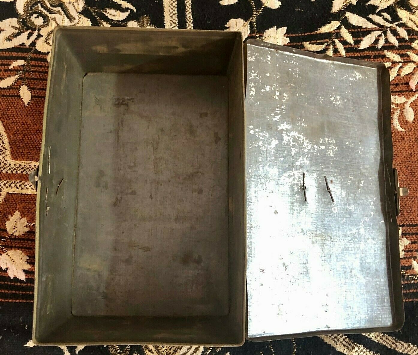 OLD VINTAGE PASSING SHOW CIGARETTES ADV. TIN BOX